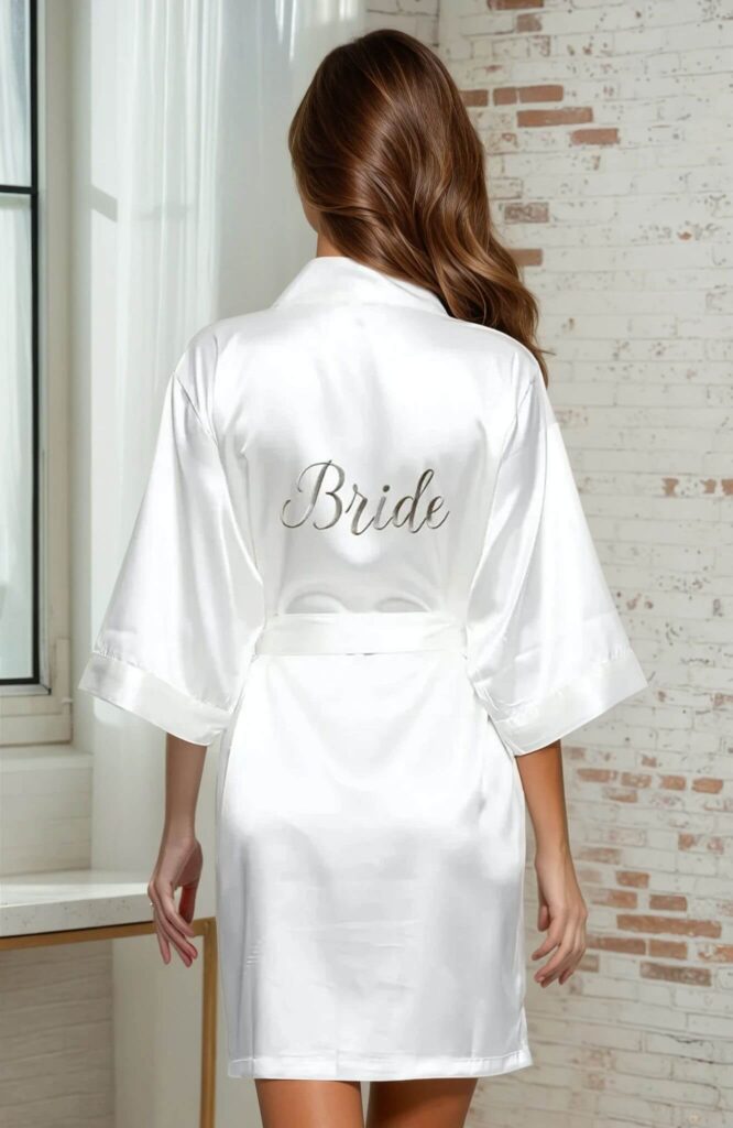 Sidenmorgonrock för bruden med bride print