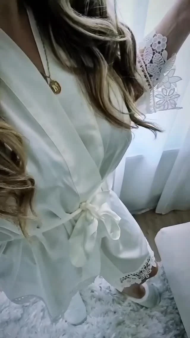 Svep in dig i en vit morgonrock och låt stunden bli din. En symbol för lugn, elegans och självkärlek – perfekt för långsamma morgnar och avslappnande kvällar. 🤍
Hos Make Secrets handlar lyx om de små ögonblicken. Den där första koppen kaffe i tystnad. Hudvårdsrutinen som får ta tid. Känslan av mjuk bomull mot huden efter en varm dusch.
Den vita morgonrocken ger dig:
✨ En tidlös och fräsch look
✨ En mjuk och omslutande komfort
✨ En hotellkänsla – varje dag
För du förtjänar att känna dig extra lyxig. Inte bara ibland. Utan varje dag. 🤍 #morgonrock #underkläder #lyxigaunderkläder #lyxigspets #lyxigaunderkläder